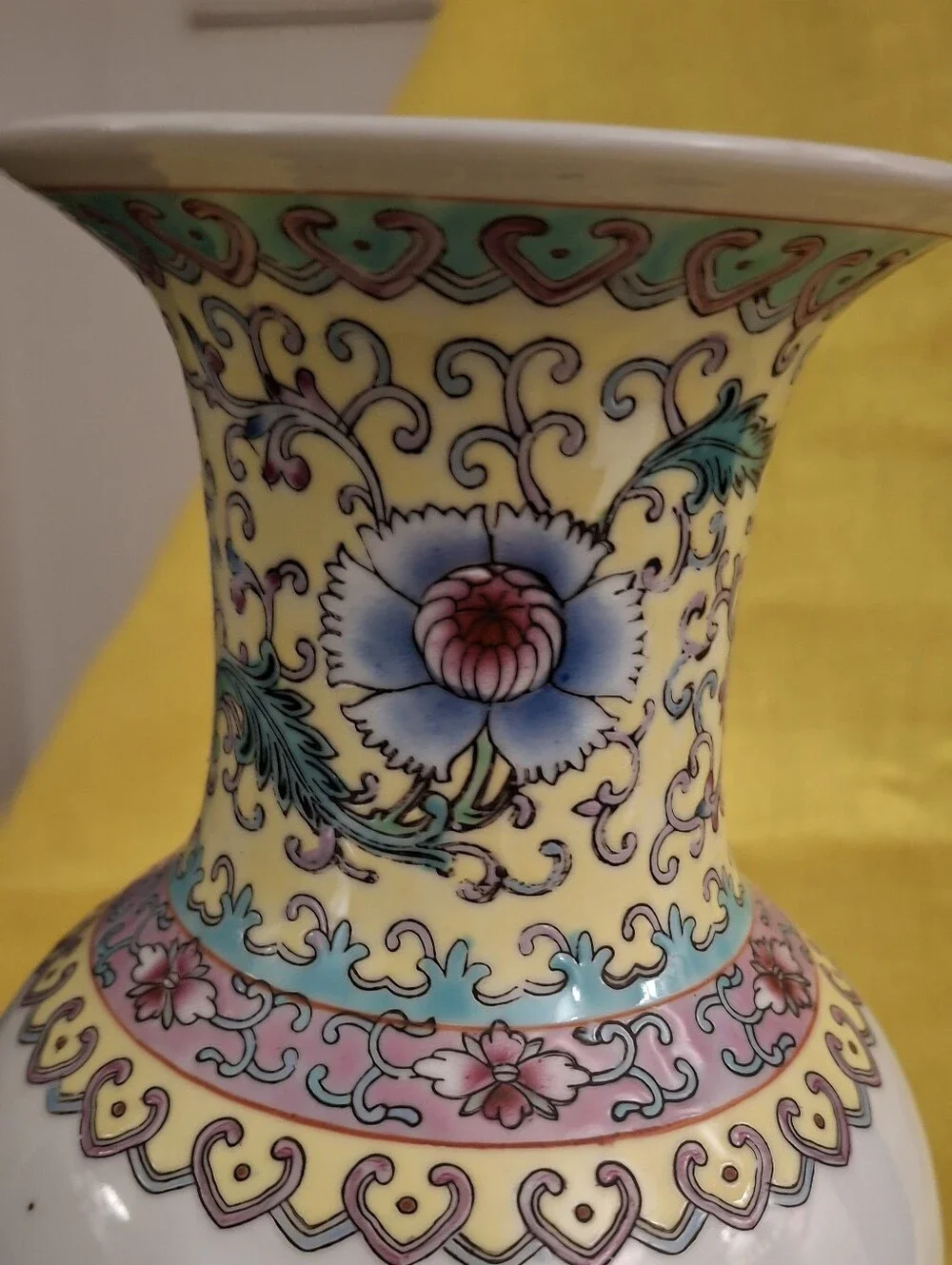 Vintage CHINESE FAMILLE ROSE porcelain Vase